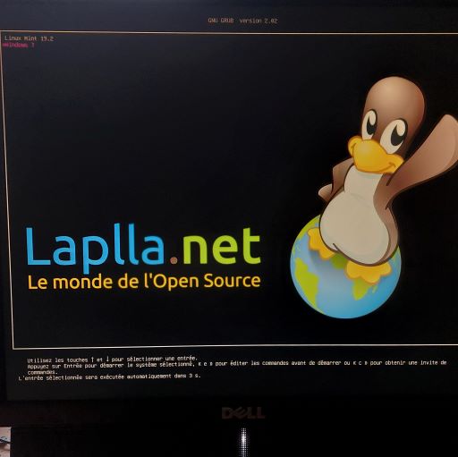 Un PC reconditionné par LAPLLA.net en dual boot Linux/Windows au démarrage. Vous n'avez qu'à choisir ! Photo appartenant exclusivement à www.laplla.net.